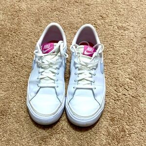 Nike legacy court tennis shoes
White / gray / pink
Boys size 6